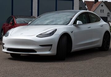 Tesla Model 3 124.000 km 23.000 &euro; Solingen 42655