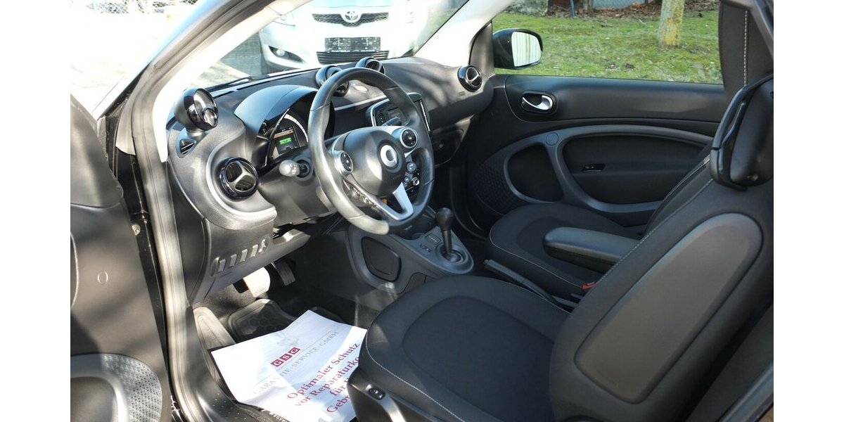 Smart ForTwo EQ PASSION NAVI KLIMAAUTOM SITZHEIZUNG 35.284 km 10.710 &euro; Köln 50858