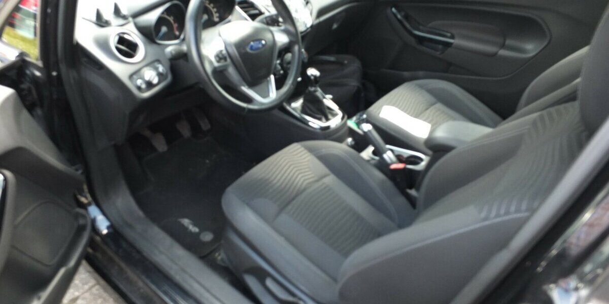 Ford Fiesta TITANIUM EINPARKHILFE KLIMAAUTOMATIK 118.745 km 5.804 &euro; Köln 50858