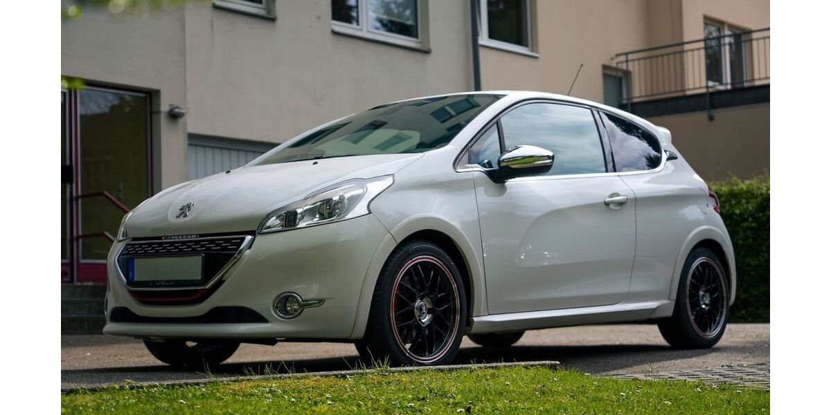 Peugeot 208 84.000 km 9.300 &euro; Düsseldorf 40231