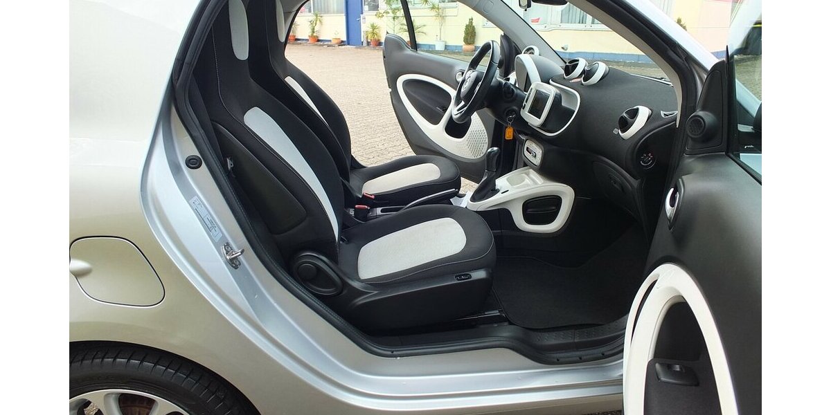 Smart ForTwo WM26:PASSION NAVI PANORAMA KLIMAAUTOMATIK S 96.799 km 7.908 &euro; Köln 50858