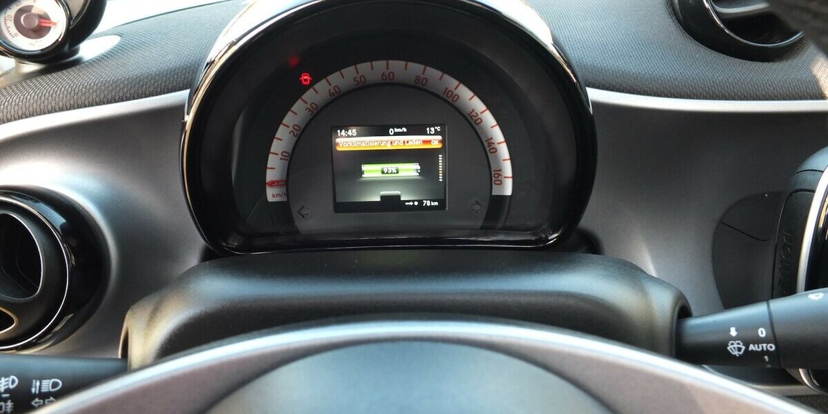 Smart ForTwo EQ PASSION NAVI KLIMAAUTOM SITZHEIZUNG 35.284 km 10.710 &euro; Köln 50858