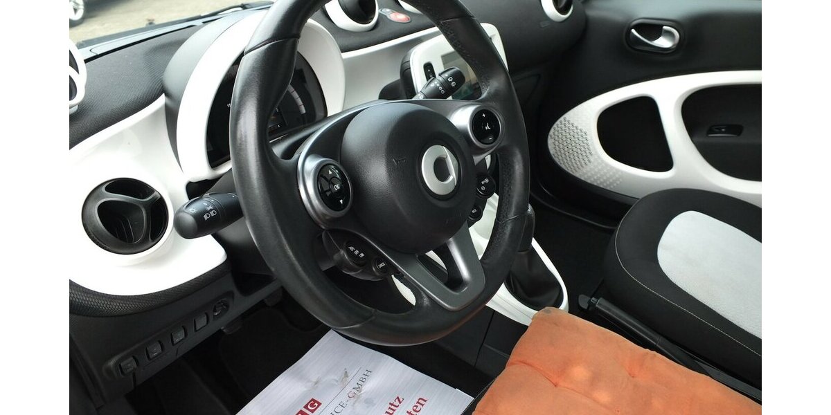 Smart ForTwo WM26:PASSION NAVI PANORAMA KLIMAAUTOMATIK S 96.799 km 7.908 &euro; Köln 50858