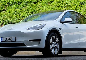 Tesla Model Y 25.600 km 32.880 &euro; Köln 50996