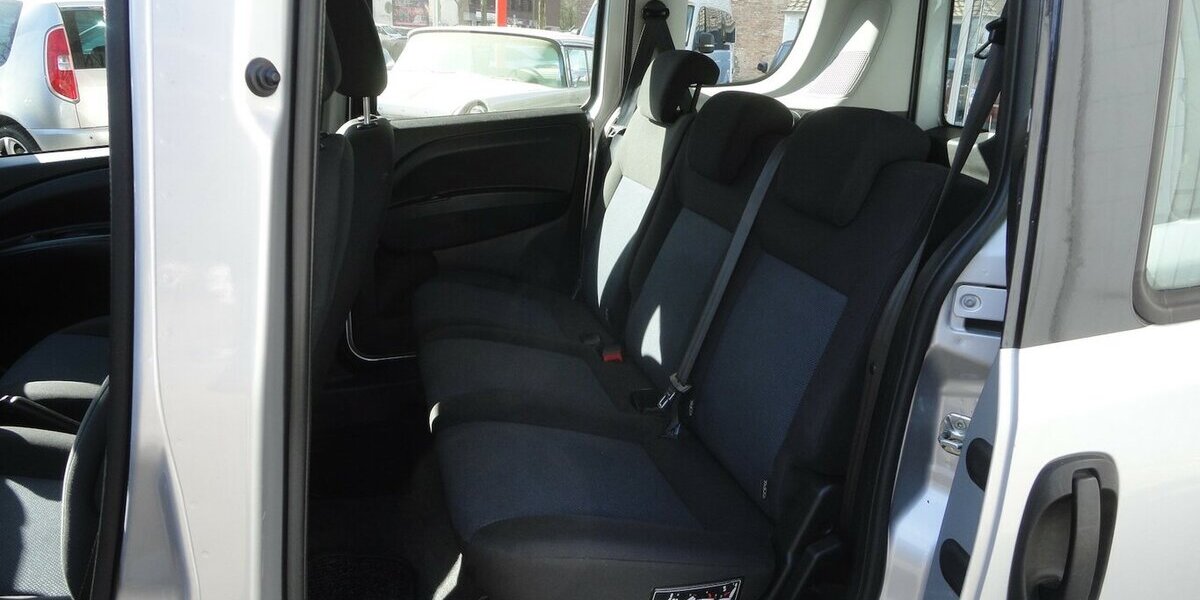 Opel Combo Edition 1,6 d Klima PDC SHZ AHK 5Sitzer 124.000 km 6.390 &euro; Neuss 41462