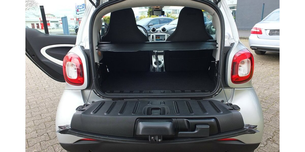 Smart ForTwo WM26:PASSION NAVI PANORAMA KLIMAAUTOMATIK S 96.799 km 7.908 &euro; Köln 50858