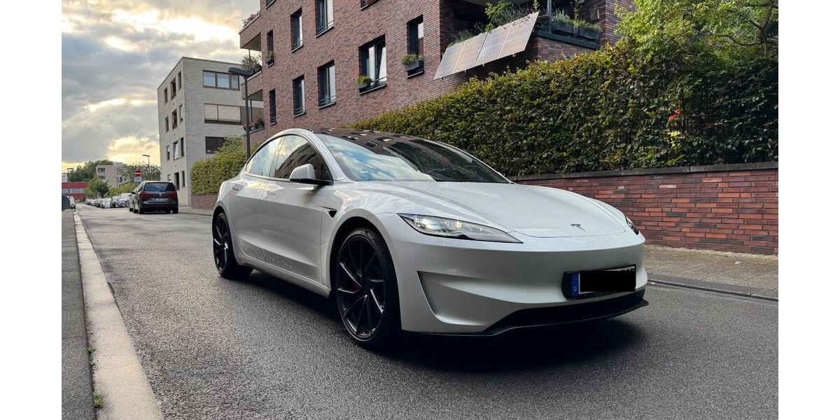 Tesla Model 3 31.493 km 48.999 &euro; Leverkusen 51379